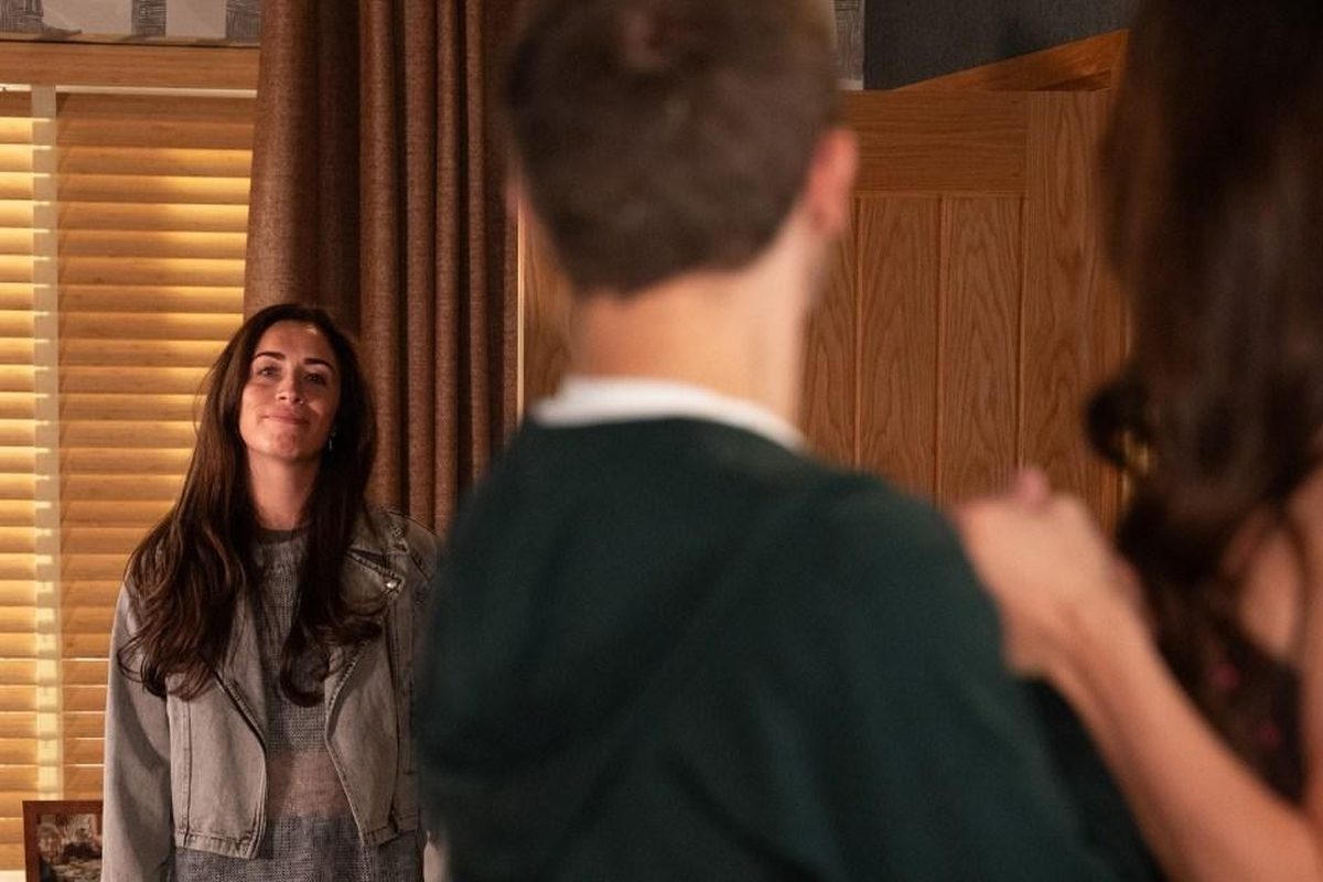 Jodie pulls gun on David and Shona in explosive Corrie showdown