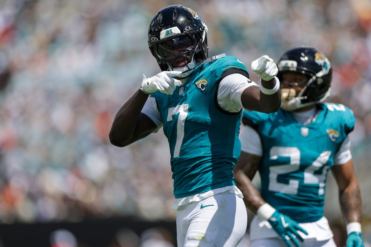 Eagles, Jaguars Players Ejected After Opening Kickoff Fight