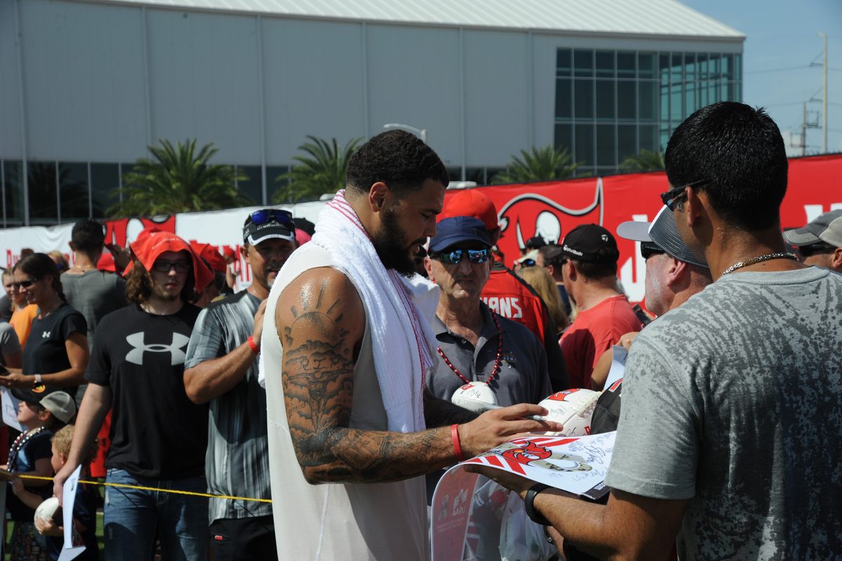 Mike Evans Tribute to Curry Turns to Injury in MNF Exit