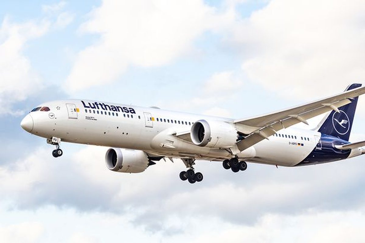 Lufthansa 747 narrowly avoids tail strike during LAX landing