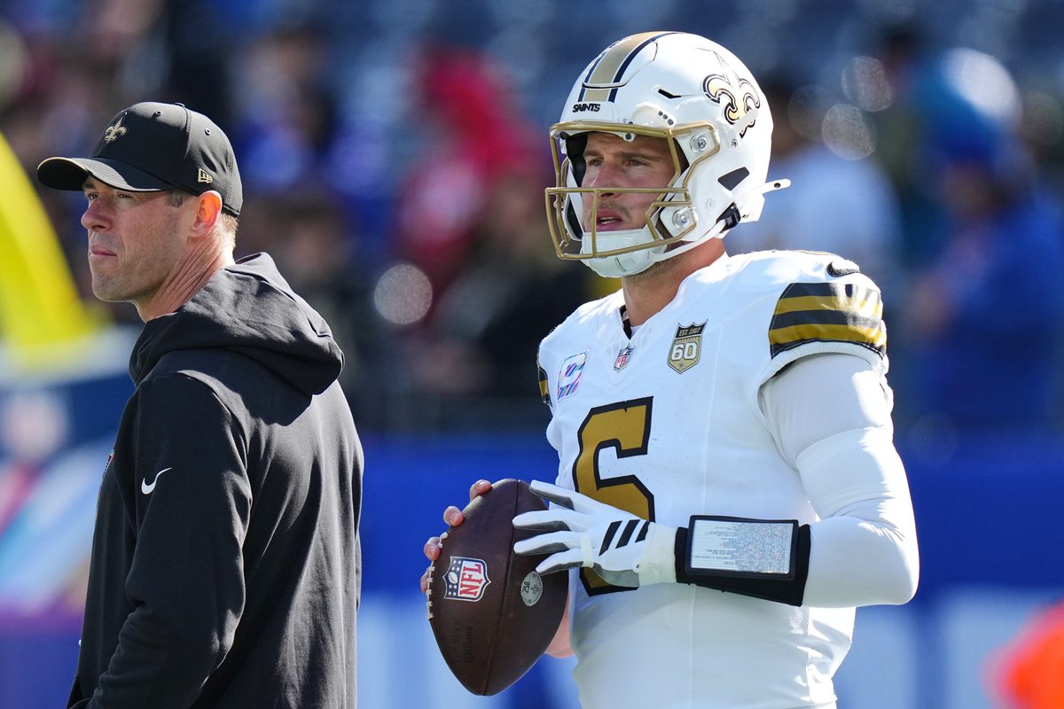 Saints QB Shough Plays With Broken Hand Against Giants