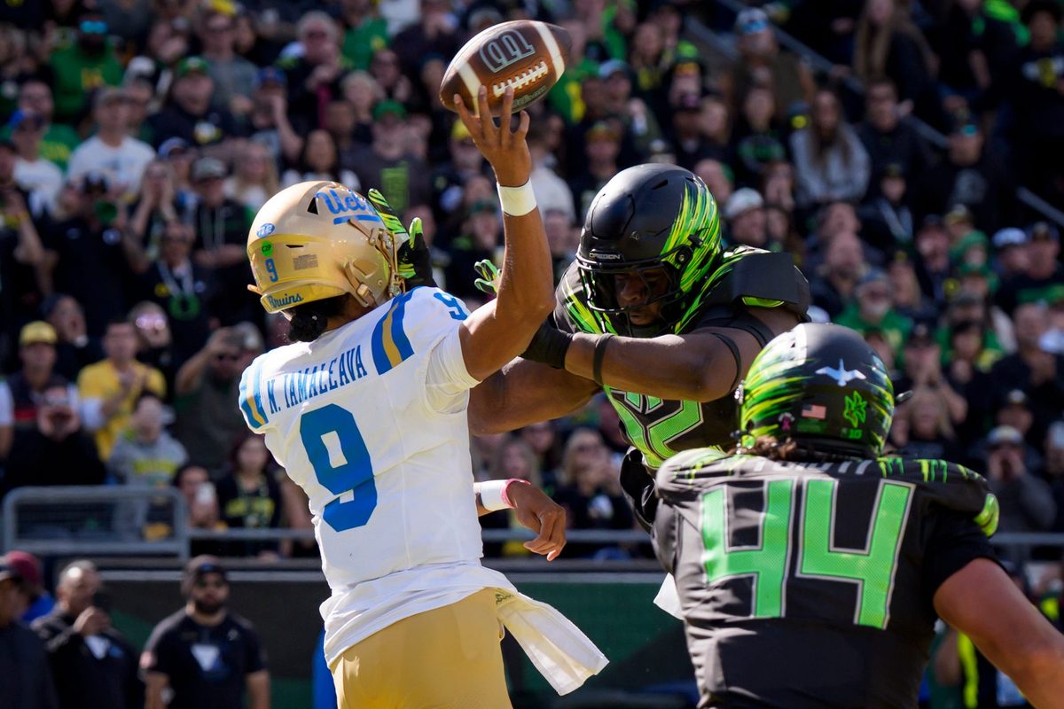 UCLA Beats Oregon Despite QB Injury
