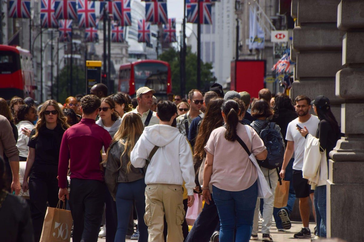 UK Economy Surges 0.1% in August Despite Spending Drop