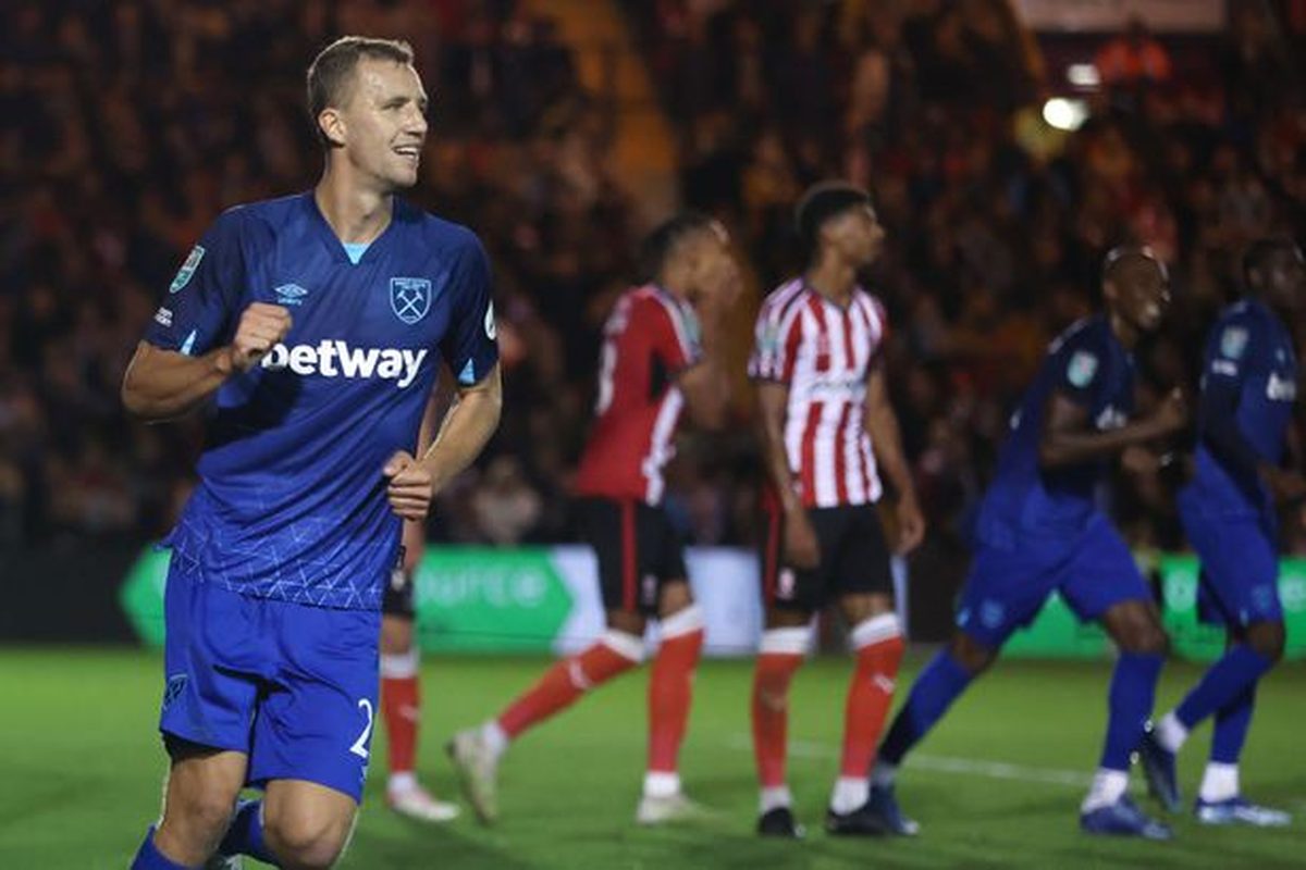 West Ham dominate Lincoln 6-0 with two red cards
