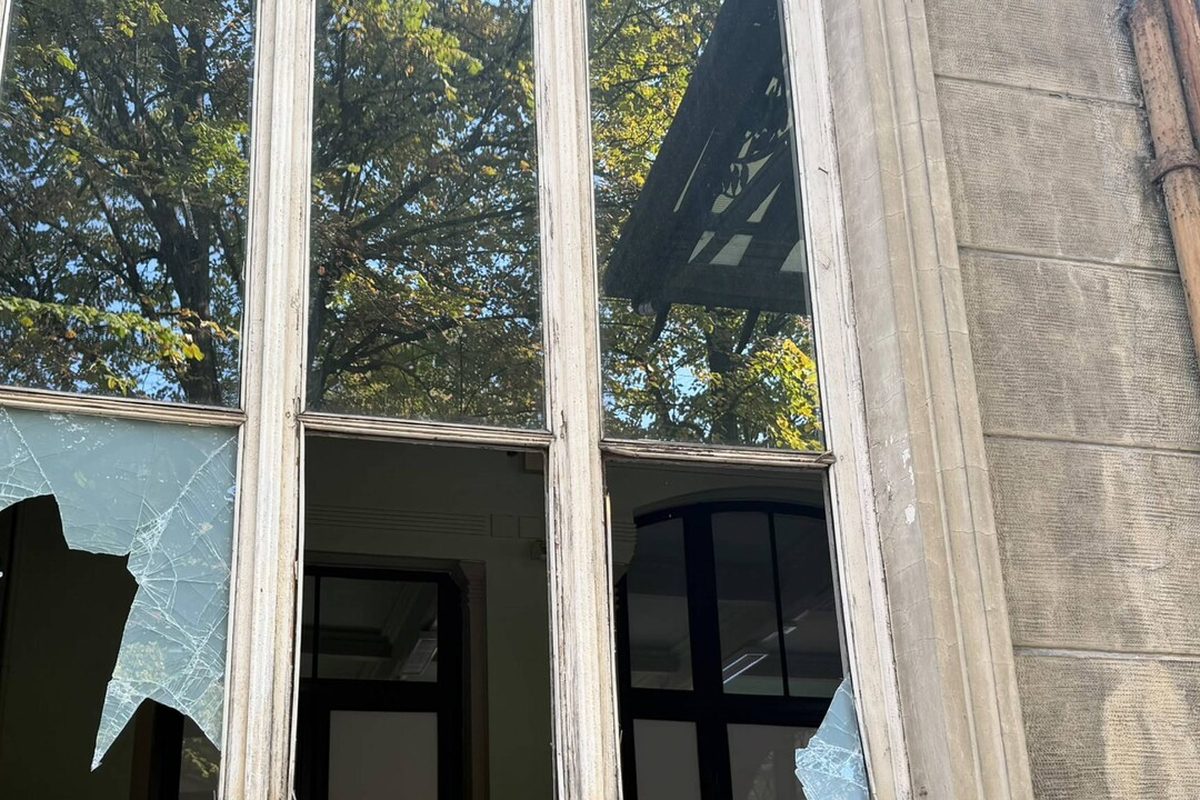 Torino, 40 giovani in azione: scuole danneggiate, un carabiniere ferito