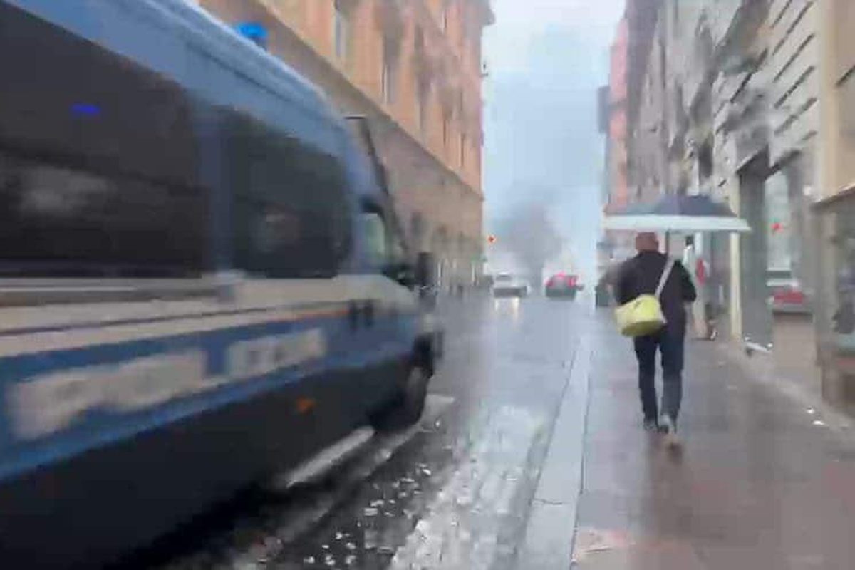 Auto elettrica in fiamme davanti al Viminale: vigili del fuoco al lavoro