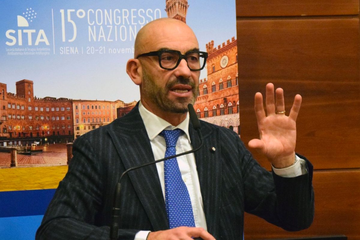 Bassetti avvisa haters: azioni legali dopo insulti vaccinali