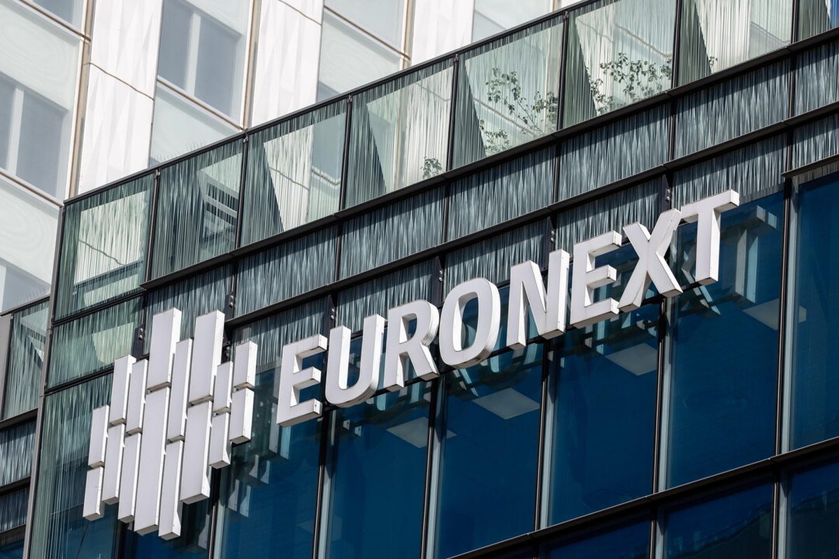 Milano sale al 1,05%: accordo Ue-Cina spinge auto e banche