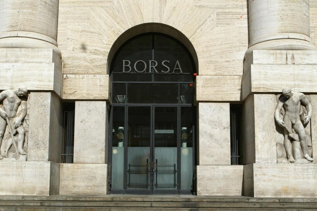 Borsa italiana in rialzo con Avio al comando