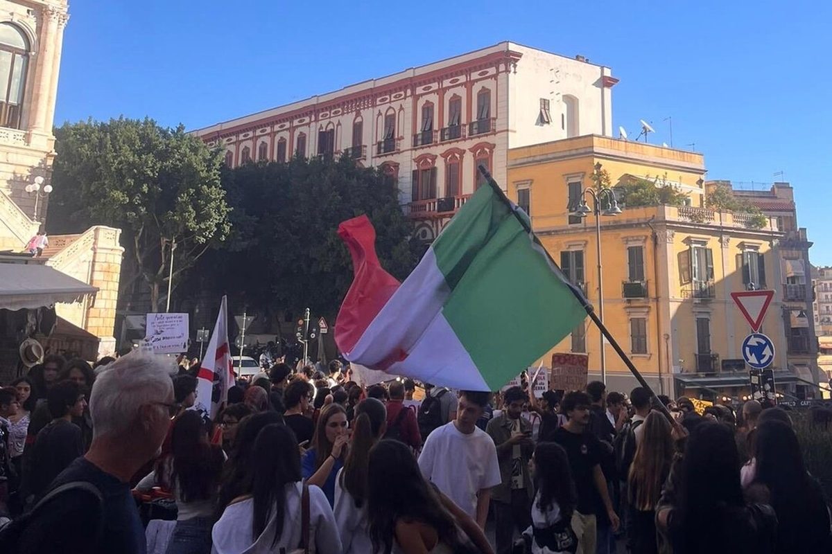 Studenti a Cagliari chiedono fondi per la scuola e criticano il governo