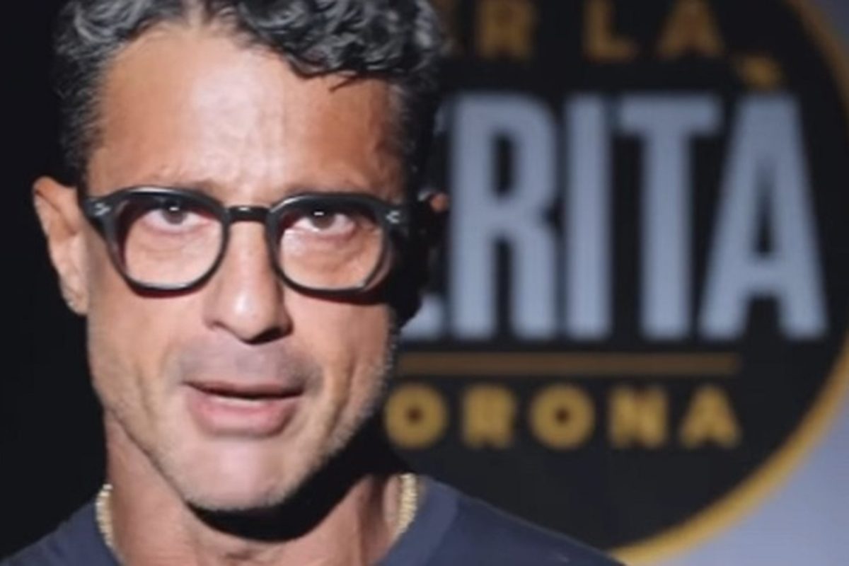 Fabrizio Corona aggredito da sei uomini sotto casa: «Erano calabresi»