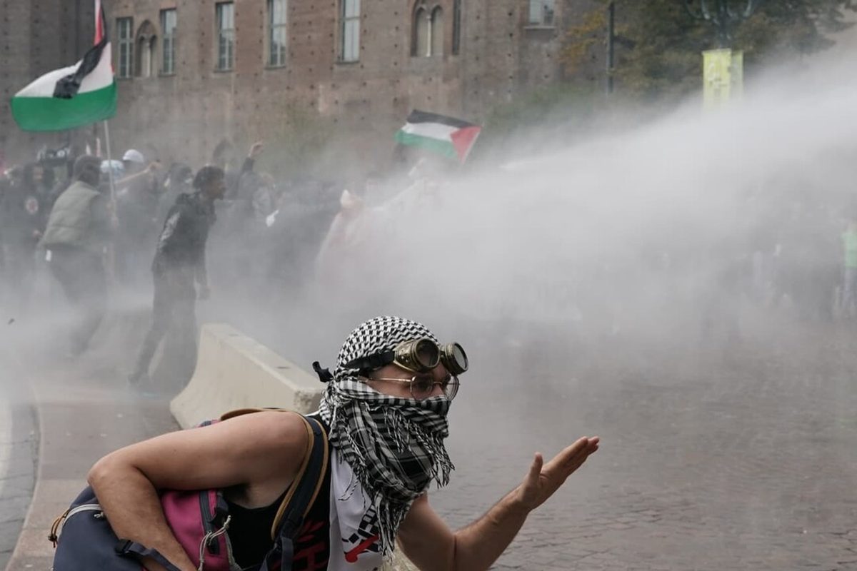 Torino, corteo studenti in rivolta: sassi e lacrimogeni in piazza Castello