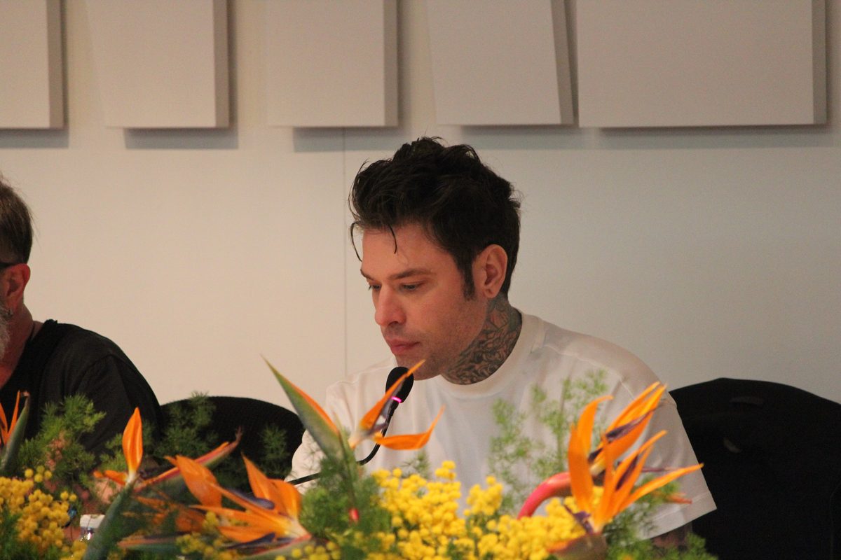 Fedez critica rapper che celebrano il saccheggio: «Siamo anche noi dentro le vetrine»
