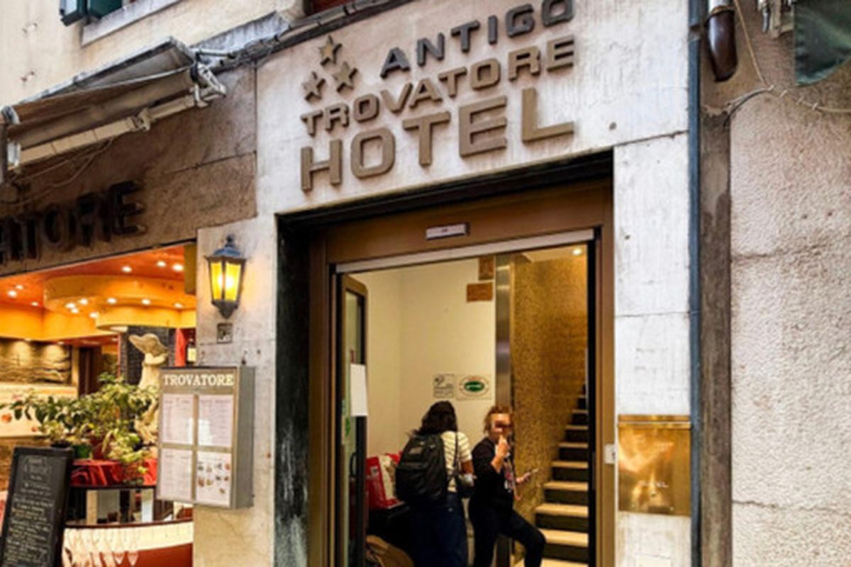 Venezia, fiume di turisti all'Antigo Trovatore: «Sono stati truffati»