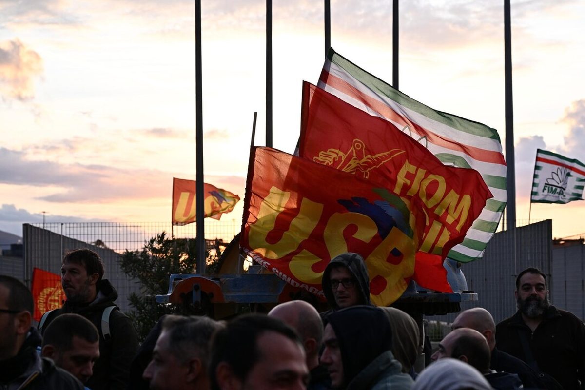 Lavoratori ex Ilva di Genova in corteo all'aeroporto per cassa integrazione
