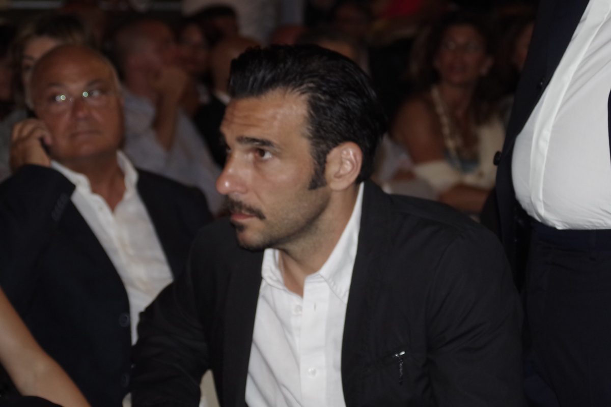 Leo accetta ruolo dopo rifiuto: il film di Bonini sulla trasformazione paterna
