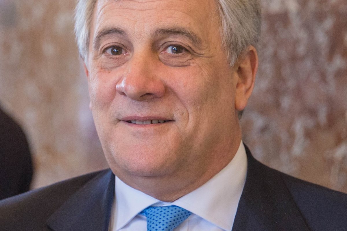 Paura a Marino: Tajani colto da un malore in chiesa, cos'è successo