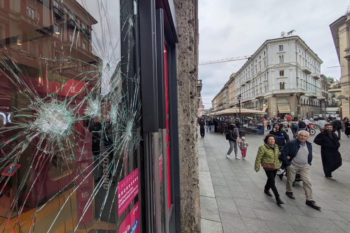 Milano, oltre mezzo milione di euro di danni: negozi devastati dagli scontri
