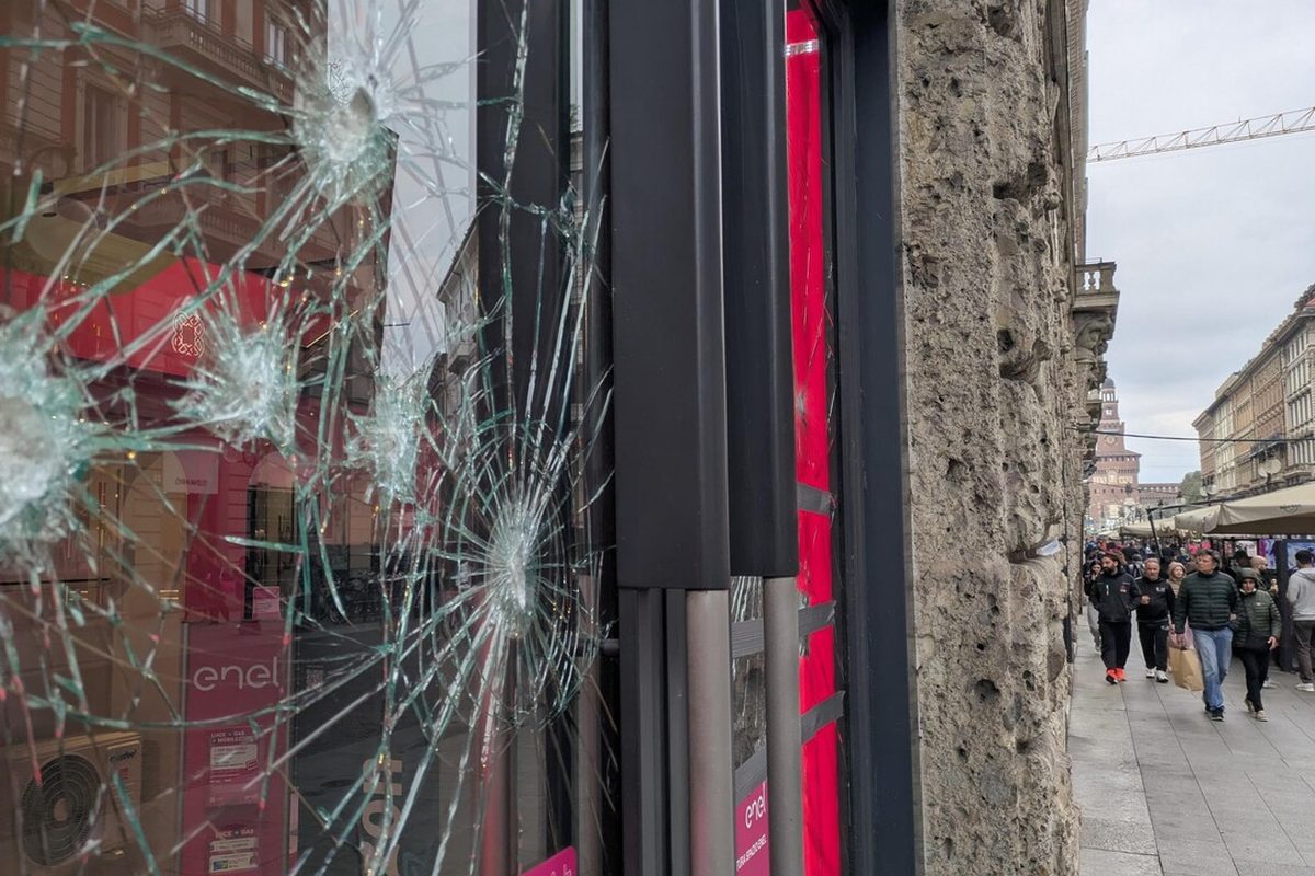 Centinaia di giovani in nero a Milano: tensione e 50 fermati