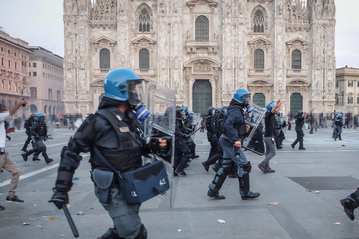 Tensione a Milano: spintoni e petardi durante il presidio del centrodestra