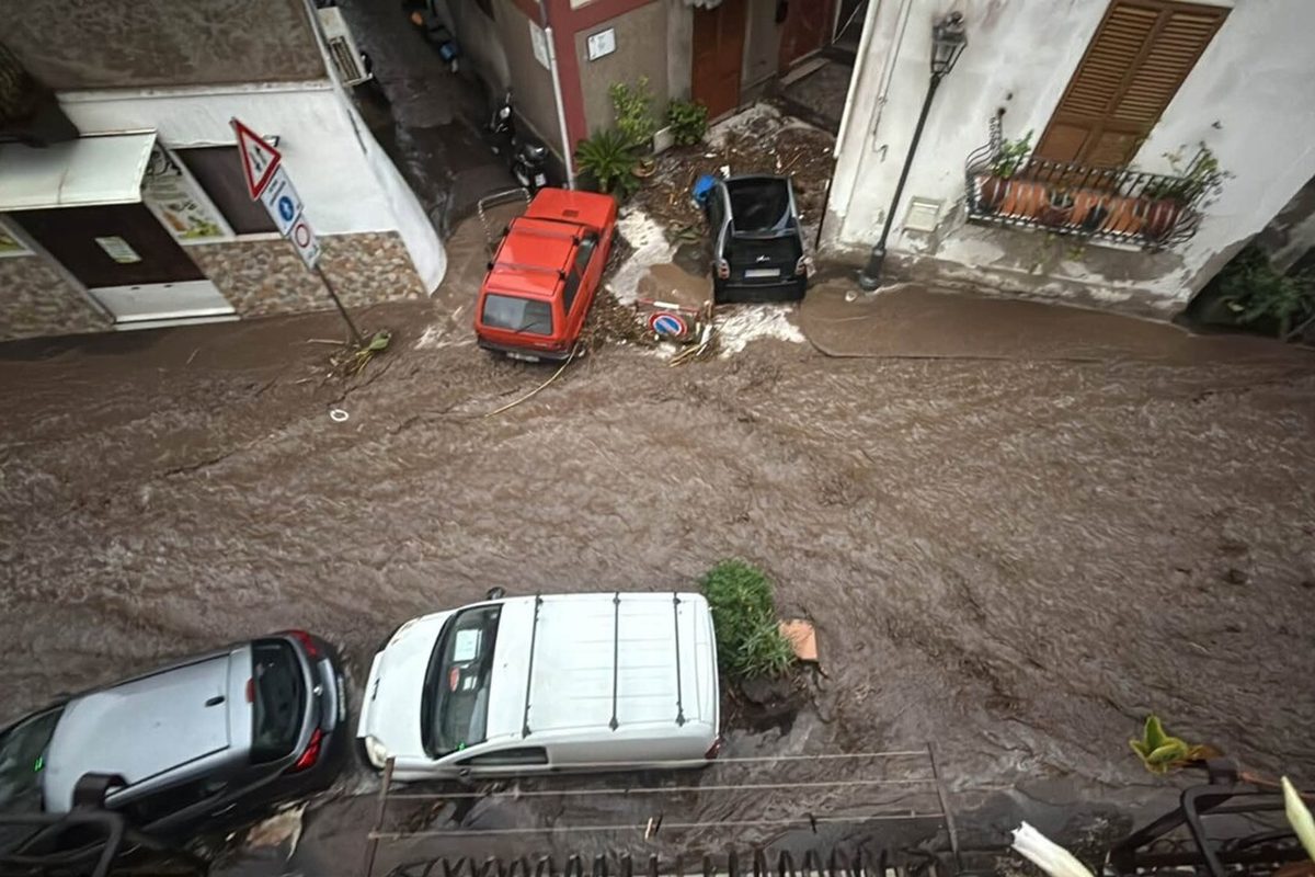 Lipari, nubifragio blocca case: famiglie liberate dall'acqua e dal fango