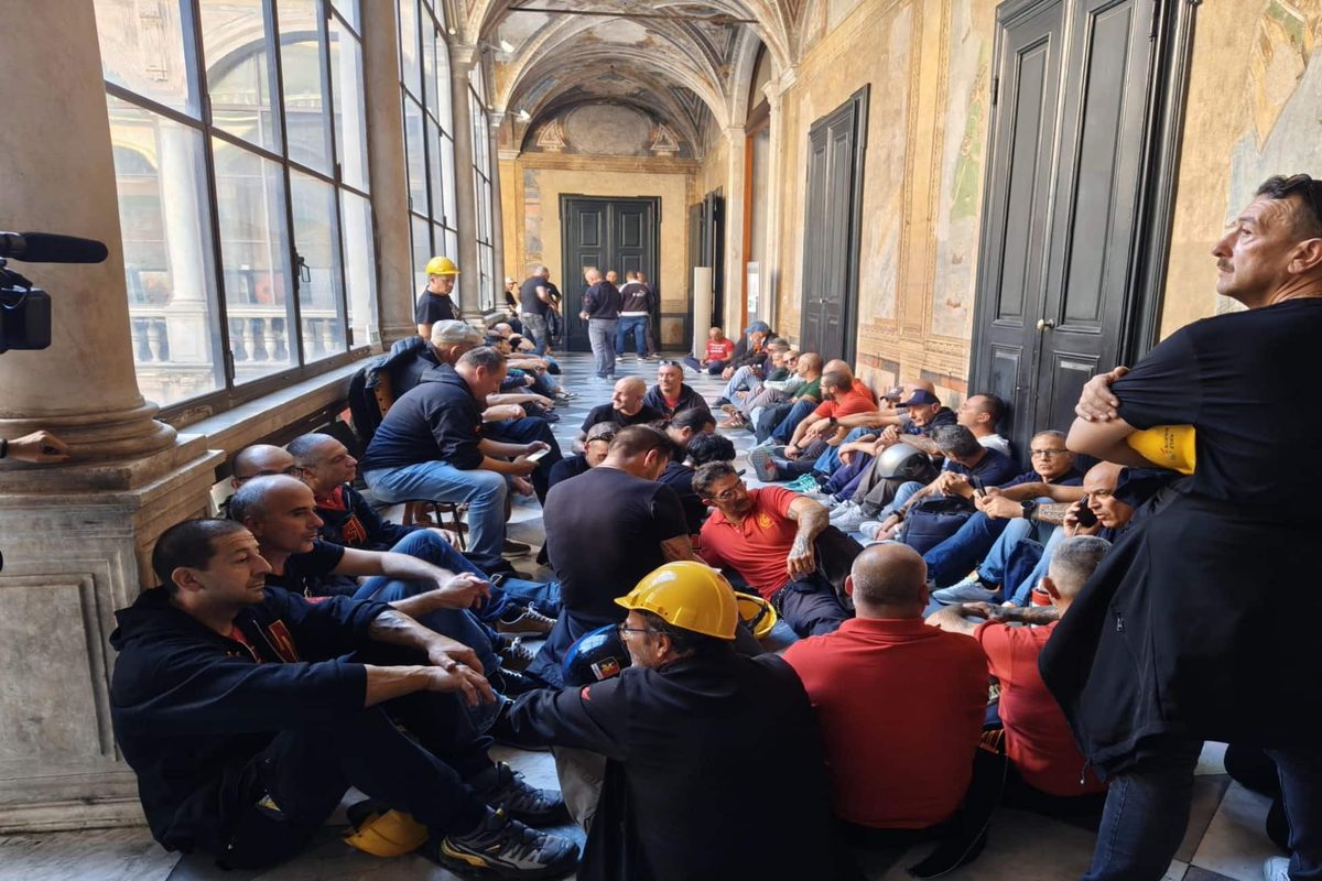 Genova, operai ex Ilva occupano la Prefettura: «Dormiamo qui»