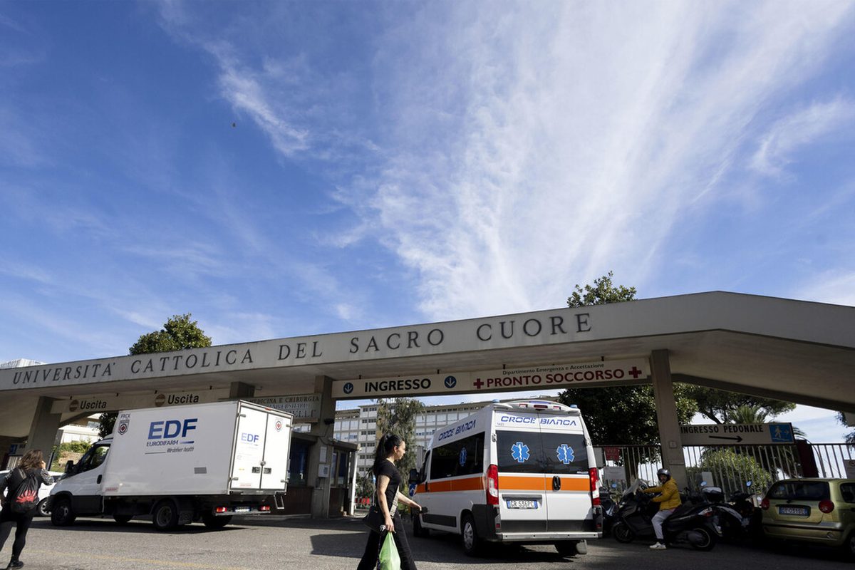 Il Papa fa fisioterapia: «Buona ripresa del polmone operato»