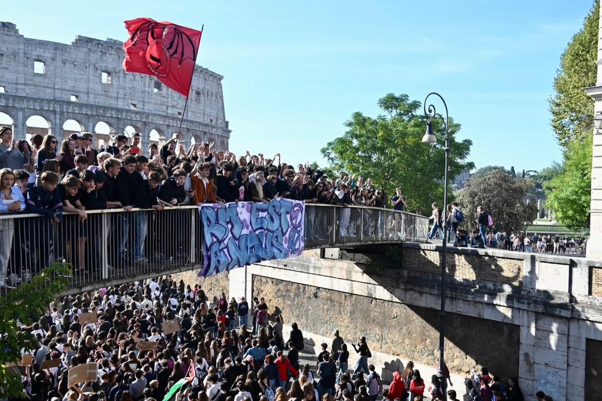 Studenti protestano contro Meloni con corteo a Torino