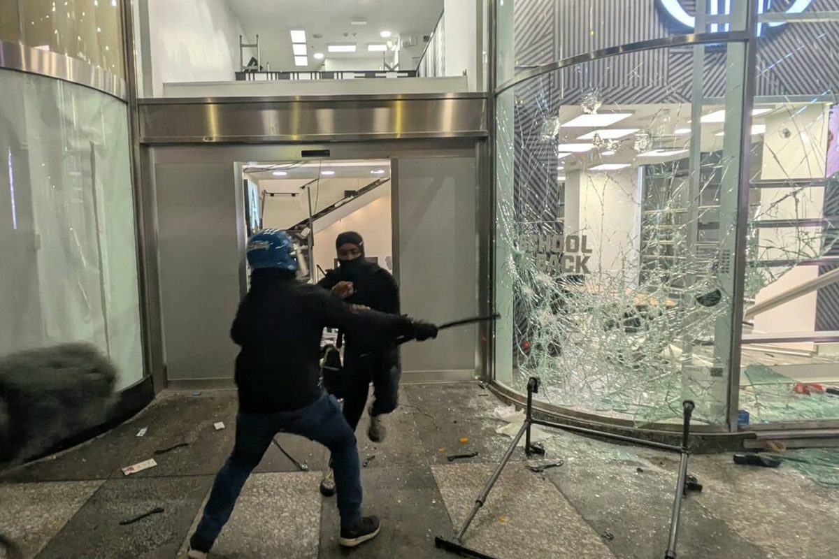 Negozi saccheggiati a Milano prima della manifestazione