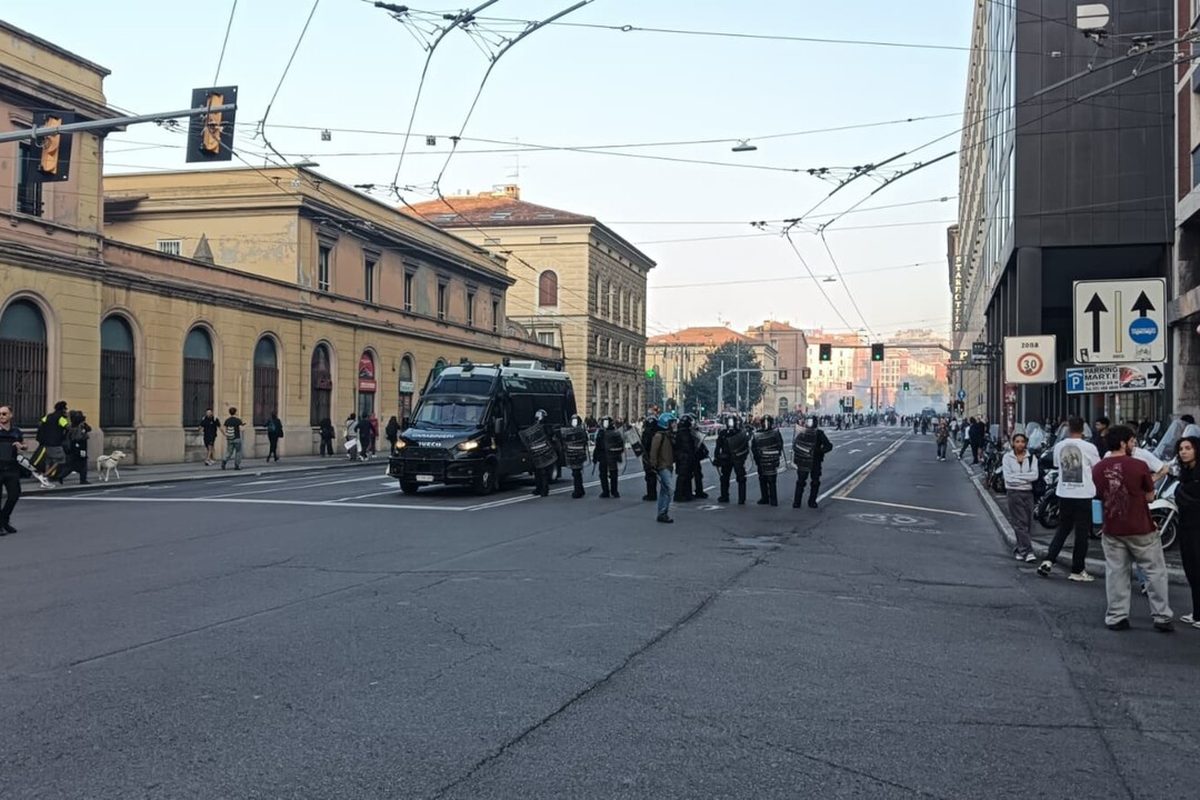 Bologna in fiamme: scontri a piazza Medaglie d'Oro