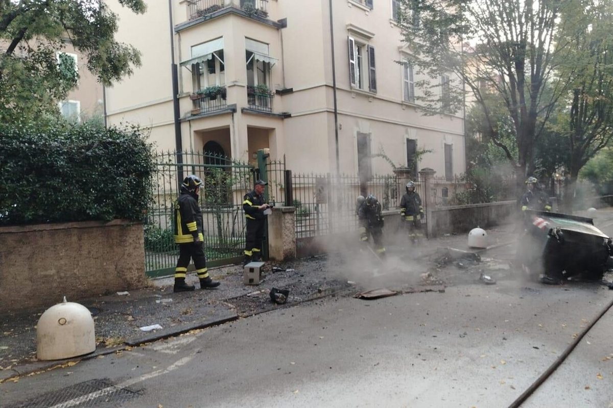 Studenti di Verona incendiano cassonetti in protesta contro regole scolastiche
