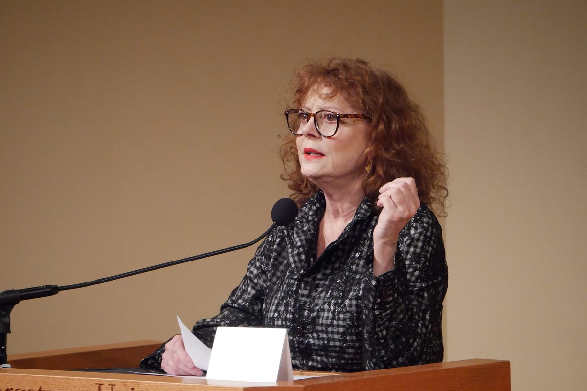 Susan Sarandon critica Trump con look rosso acceso a Roma