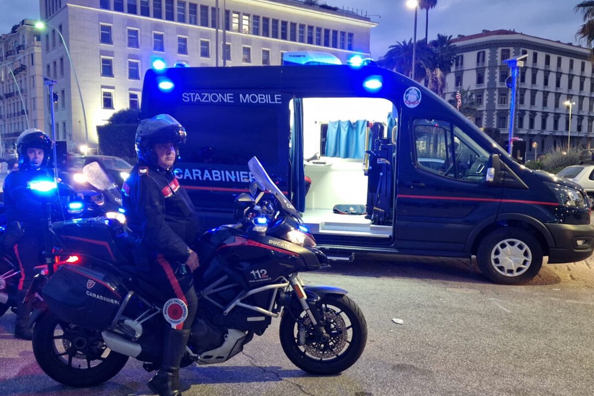 Carabinieri fermano tassisti irregolari a Napoli