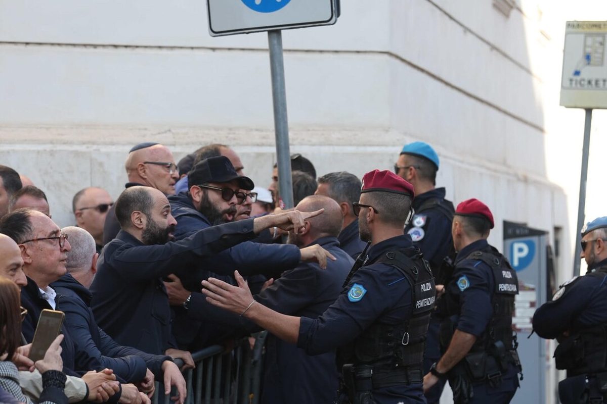 Milano, paura in metro: proteste al Ghetto di Roma contro l'Anpi