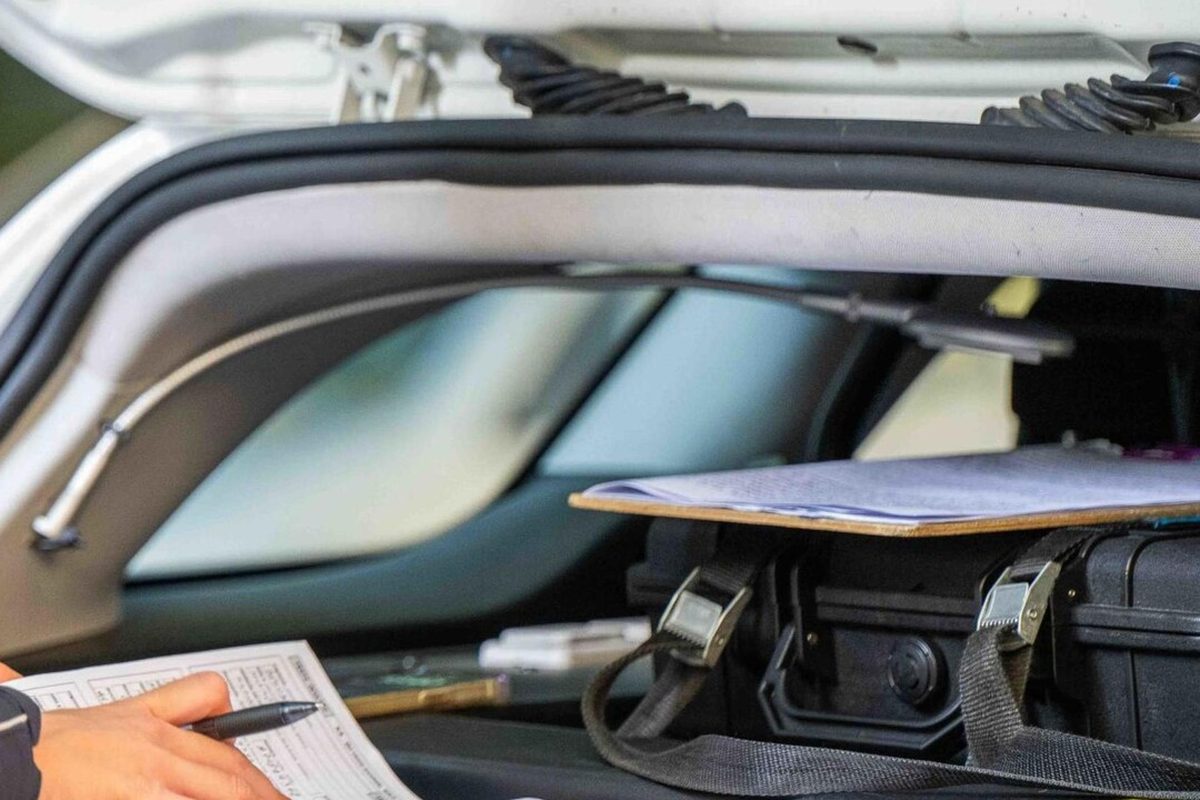 Milano, tornano le multe cartacee sul parabrezza: ecco il motivo